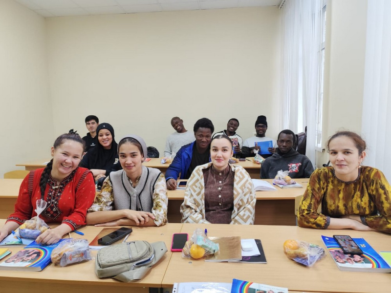 Для иностранных стажеров и слушателей ФДПОИГ были проведены кураторские часы о калмыцком празднике ЗУЛ