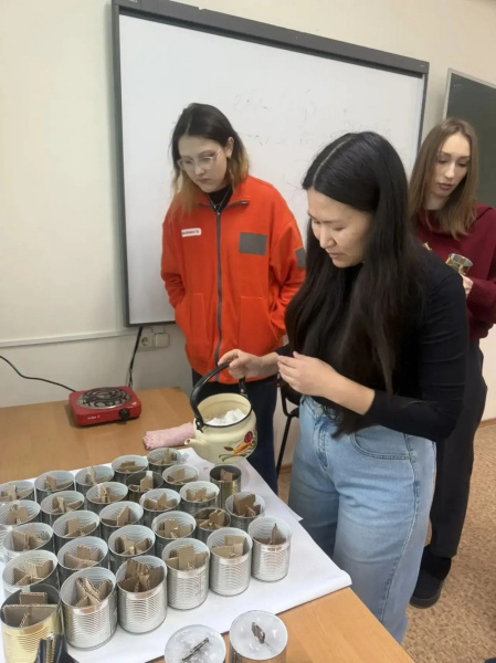 Мастер-класс созидания и поддержки: на ФПО изготовили партию окопных свечей