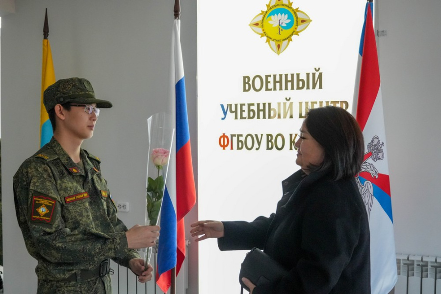 Курсанты Военного учебного центра КалмГУ поздравили матерей с праздником