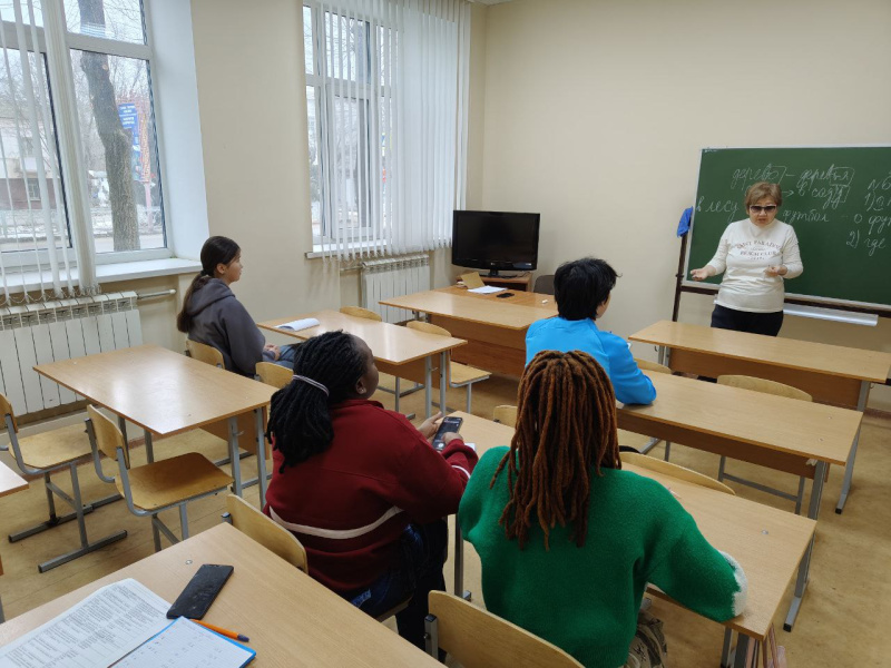 Преподаватели кафедры РКИОД проводят курсы русского языка для иностранных граждан первых-вторых курсов КалмГУ