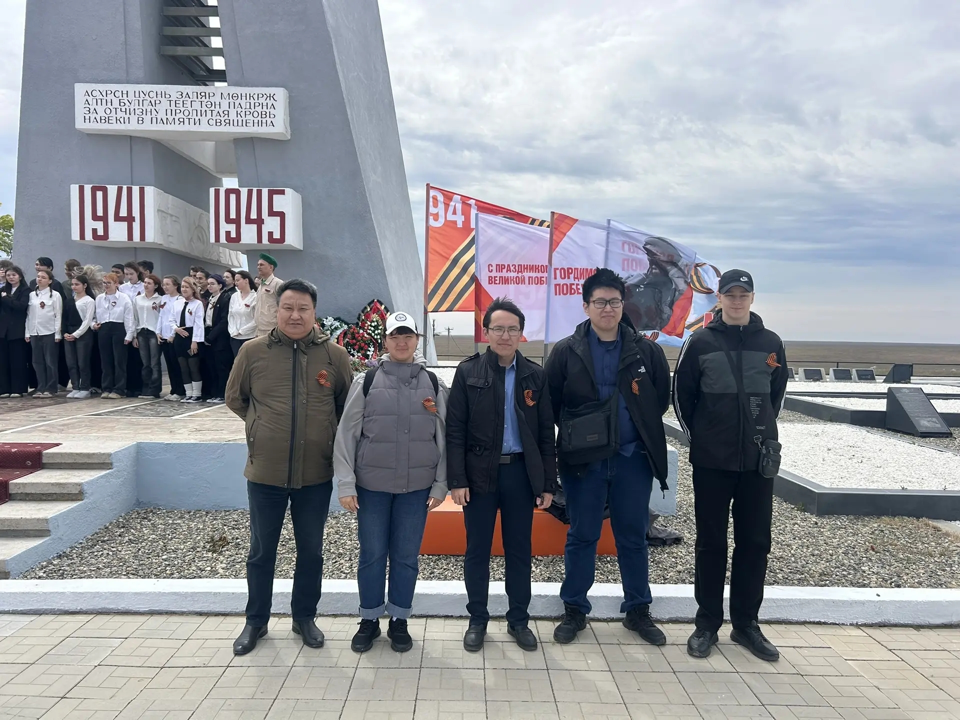 Преподаватели и студенты гуманитарного факультета у мемориального комплекса «Воинам 28-й армии».