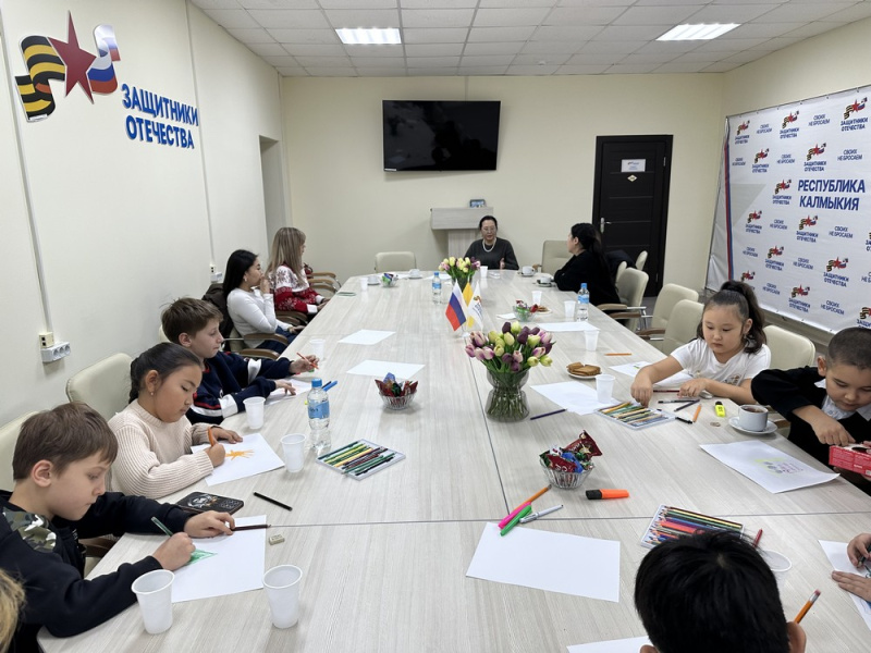 Специалисты центра «Гармония» провели встречу с участниками проекта «Малый элистинский театр»