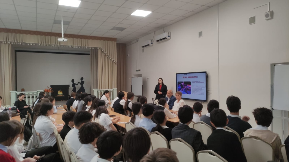 Преподаватели ФМФИТ КалмГУ провели выездное мероприятие в МБОУ «Элистинский лицей»