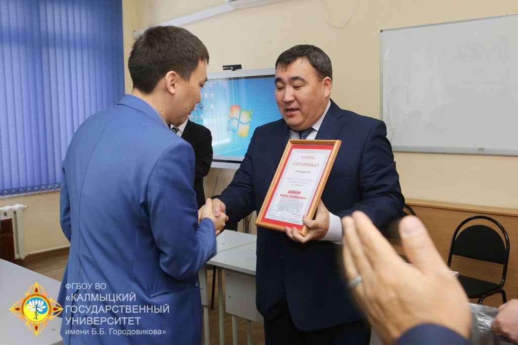 Виктор Николаевич Санджиев вручает Даваеву Борису Валерьевичу сертификат с стипендией за отличную учебу и достижения в области агроинженерии 