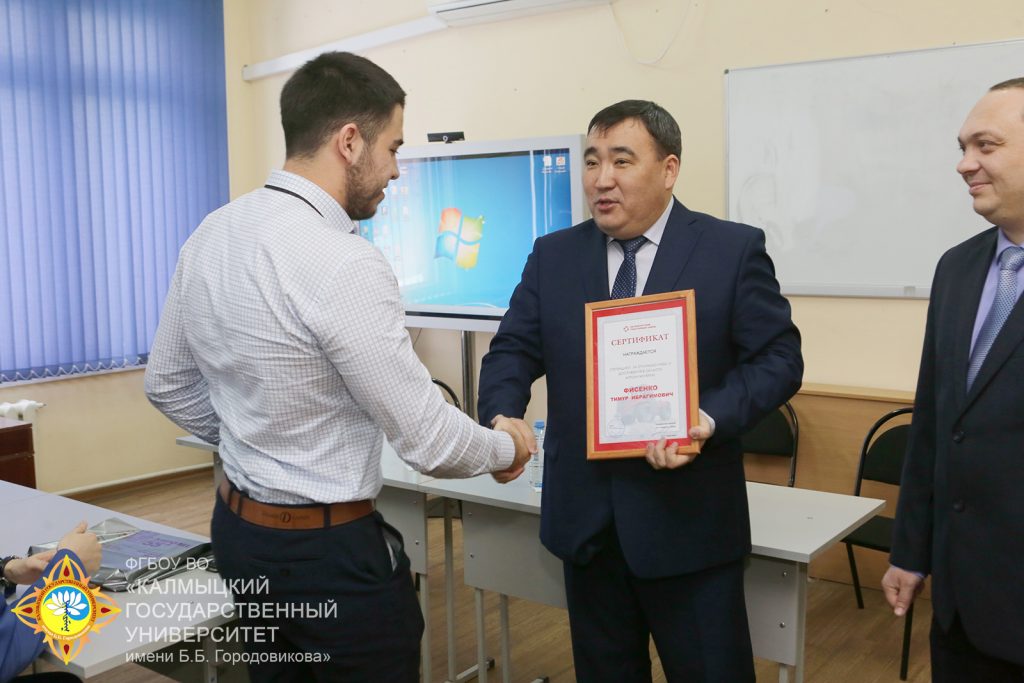 Виктор Николаевич Санджиев вручает Фисенко Тимуру Ибрагимовичу сертификат с стипендией за отличную учебу и достижения в области агроинженерии 
