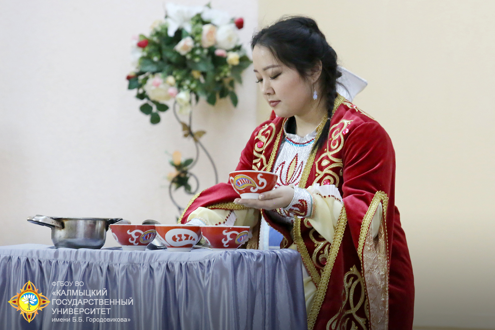 Праздник цаган сар в калмыкии. Свадебный стол у корейцев. Петухи на корейской свадьбе. Курица на корейской свадьбе. Свадебный стол в Корее.