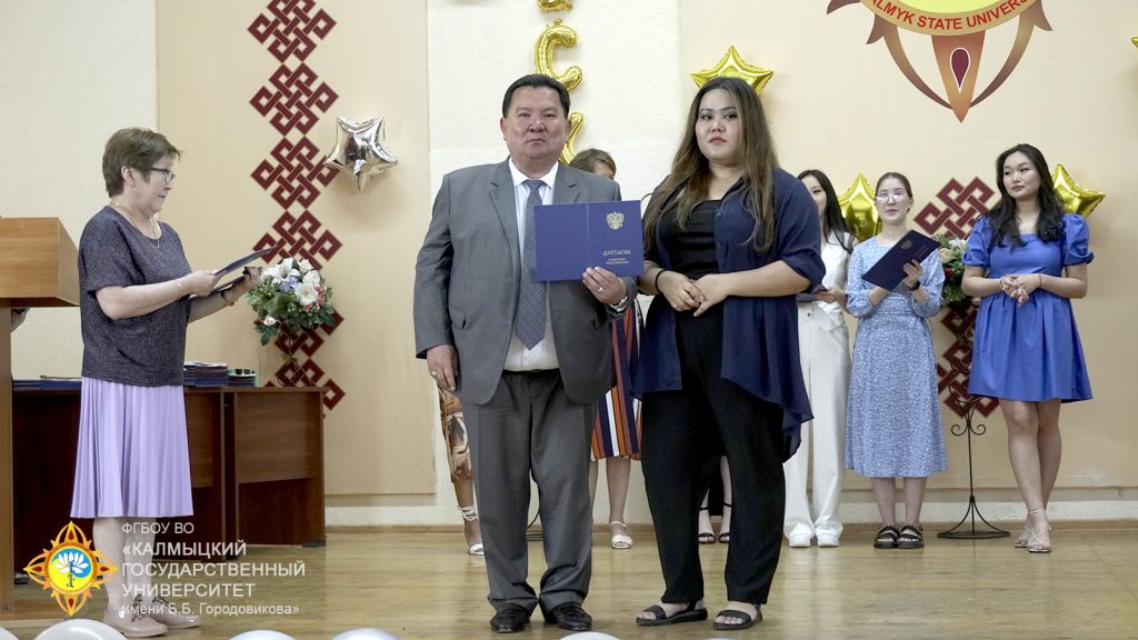 Бадма Катинович Салаев вручает диплом студенту
